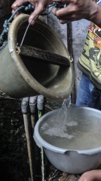 Kekeringan Akibat Kemarau, Warga Grobogan Cari Air hingga ke Hutan