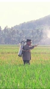 Gagah Berseragam Polri, Intip Momen Jenderal Bintang 1 Besan Ketua MPR Turun ke Sawah Nyemprot Padi