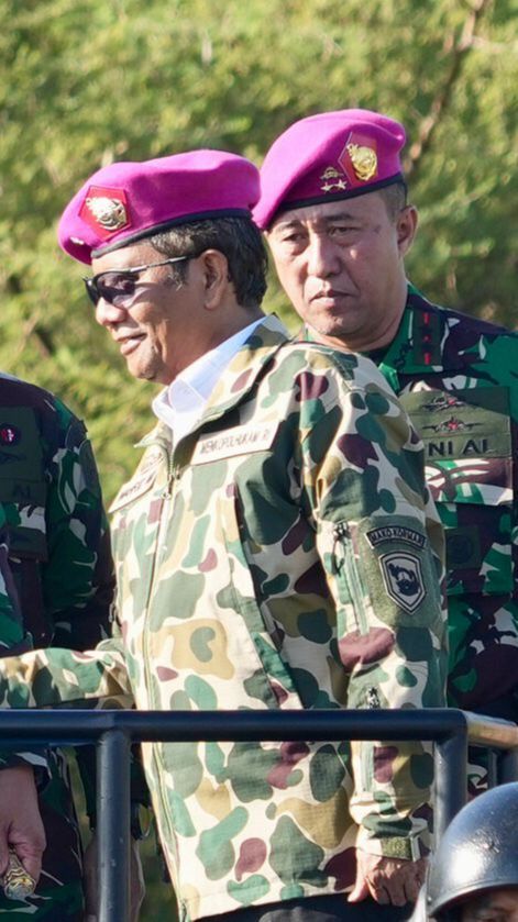 Momen Mahfud MD jadi Tim Intai Amphibi Kenakan Brevet Kehormatan TNI AL