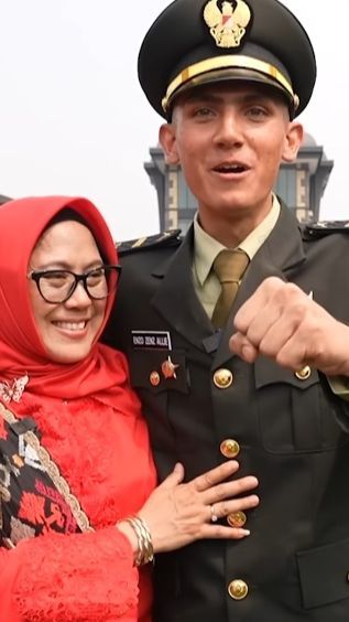 Peluk Mesra Sang Bunda, Letda Inf Enzo Langsung Teriak Usai Lulus Jadi Perwira TNI AD