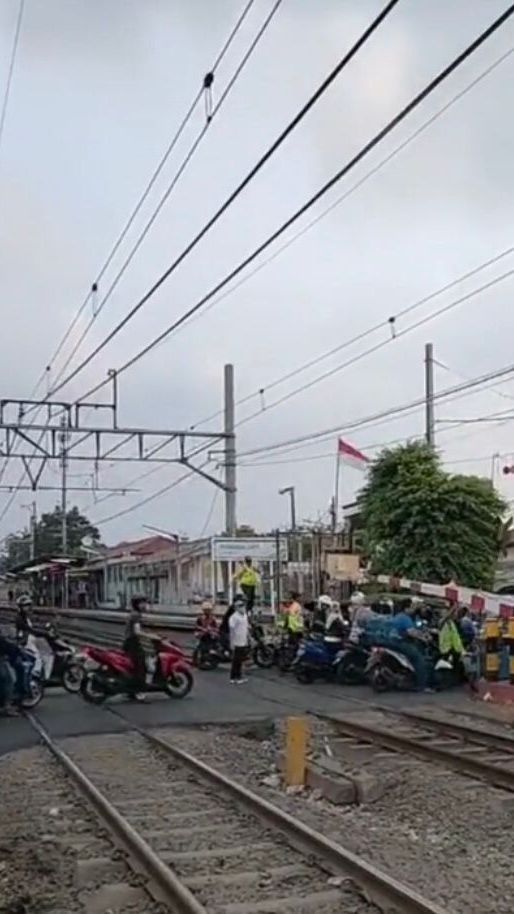 Pemotor Nekat Terobos Pintu Perlintasan yang Sudah Tertutup, Akhirnya Kereta yang Mengalah