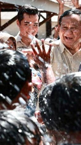 VIDEO: Prabowo Main Air Bareng Anak-Anak dan Beri Pelukan Hangat di Gunungkidul