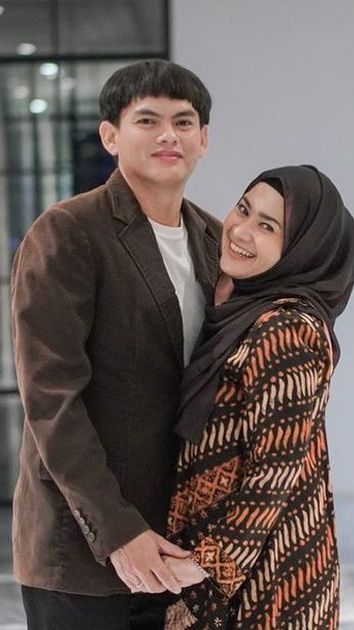 Setelah Dua Tahun Pernikahan, Ini 8 Foto Ikke Nurjanah yang Kini Semakin Mesra Bersama Suami Berondong