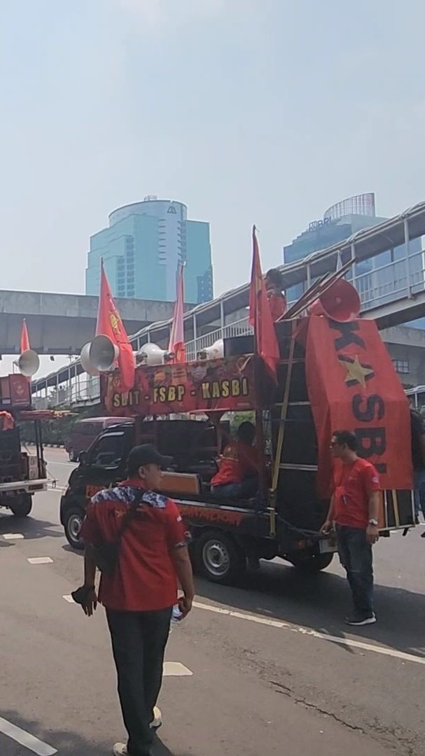 Melintas di Depan Polda Metro, Massa Buruh Bersitegang dengan Polisi: Kami Buruh Pak!