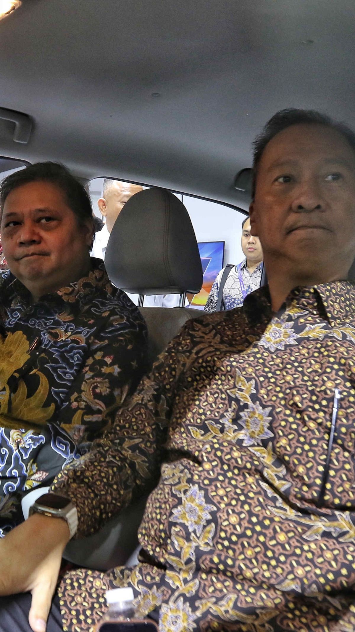 FOTO: Buka Pameran Otomotif GIIAS 2023, Menko Airlangga dan Menperin Agus Gumiwang Jajal Kabin Mobil Baru