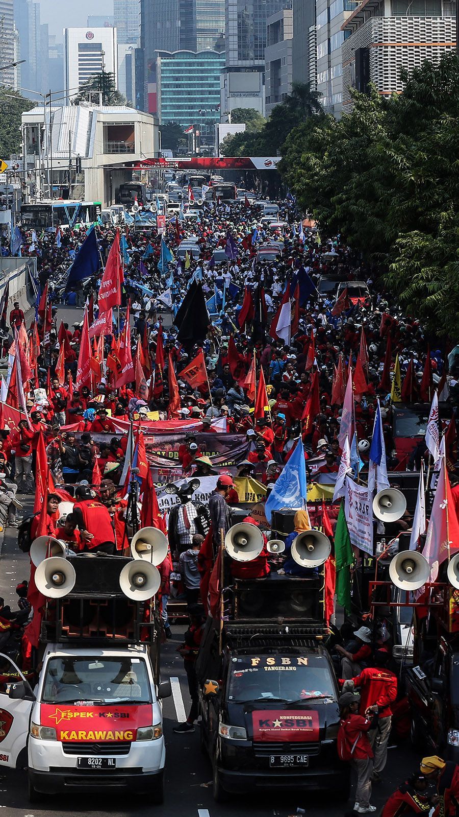 FOTO: Demo Tuntut Omnibus Law Dicabut, Lautan Massa Buruh Padati Jalan MH Thamrin