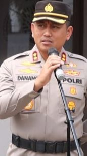 Perwira Polisi Ajak Anak Buah Makan Angkringan di Pinggir Jalan, Bilang ke Pedagang 'Ada yang Buat Kurus Enggak?'