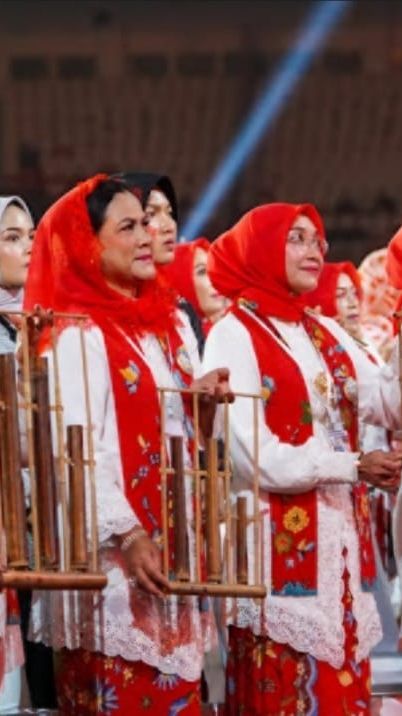 Potret Cantik Iriana Jokowi dan Ribuan Ibu-Ibu Berkebaya Main Angklung