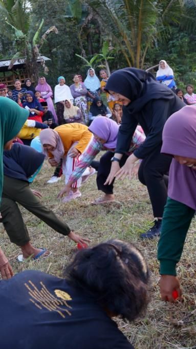 Serunya Bupati Banyuwangi Lomba Agustus-an Bareng Warga Desa