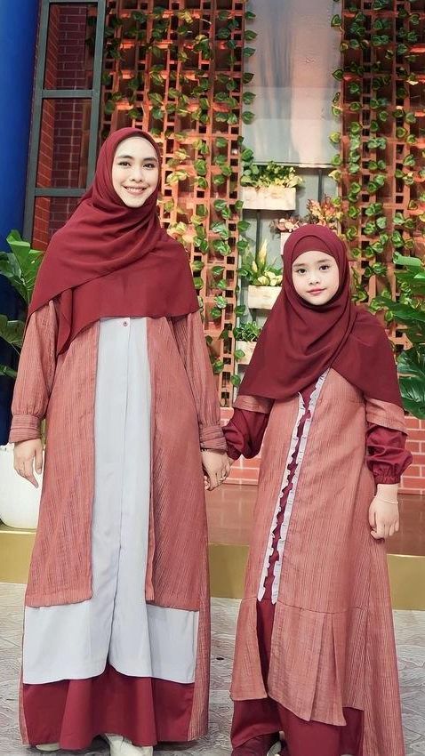 Tampil Begitu Menggemaskan! Inilah 8 Potret Anak Selebriti Belajar Menggunakan Hijab Sejak Kecil - Kian Mirip Ibunya