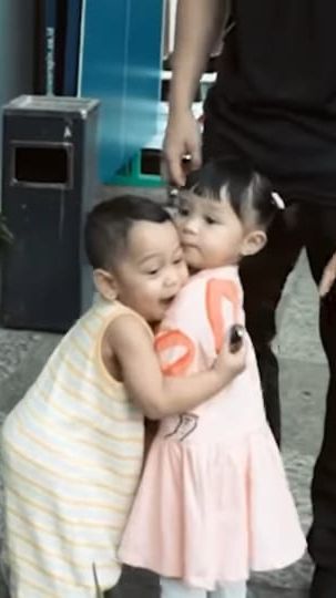 Lucunya Al Fatih Langsung Peluk Baby Ameena saat Bertemu, Aurel 'Ini Kayak Siapa, Papanya?'