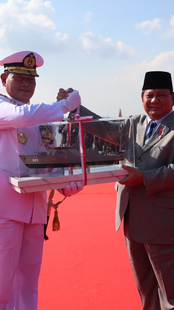 Prabowo Serah Terimakan Kapal Perang dari Jerman ke TNI AL