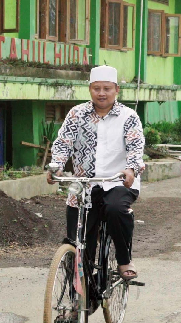 Wagub Jabar Jajan Cilok Rp500 Ribu di Pinggir Jalan, Saat Ditanya Ini Siapa, Penjual 'Gak Kenal'