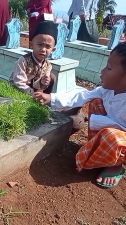 Momen Kakak dan Adik Kunjungi Makam Sang Ibu, Pertanyaan Sang Adik Bikin Sedih