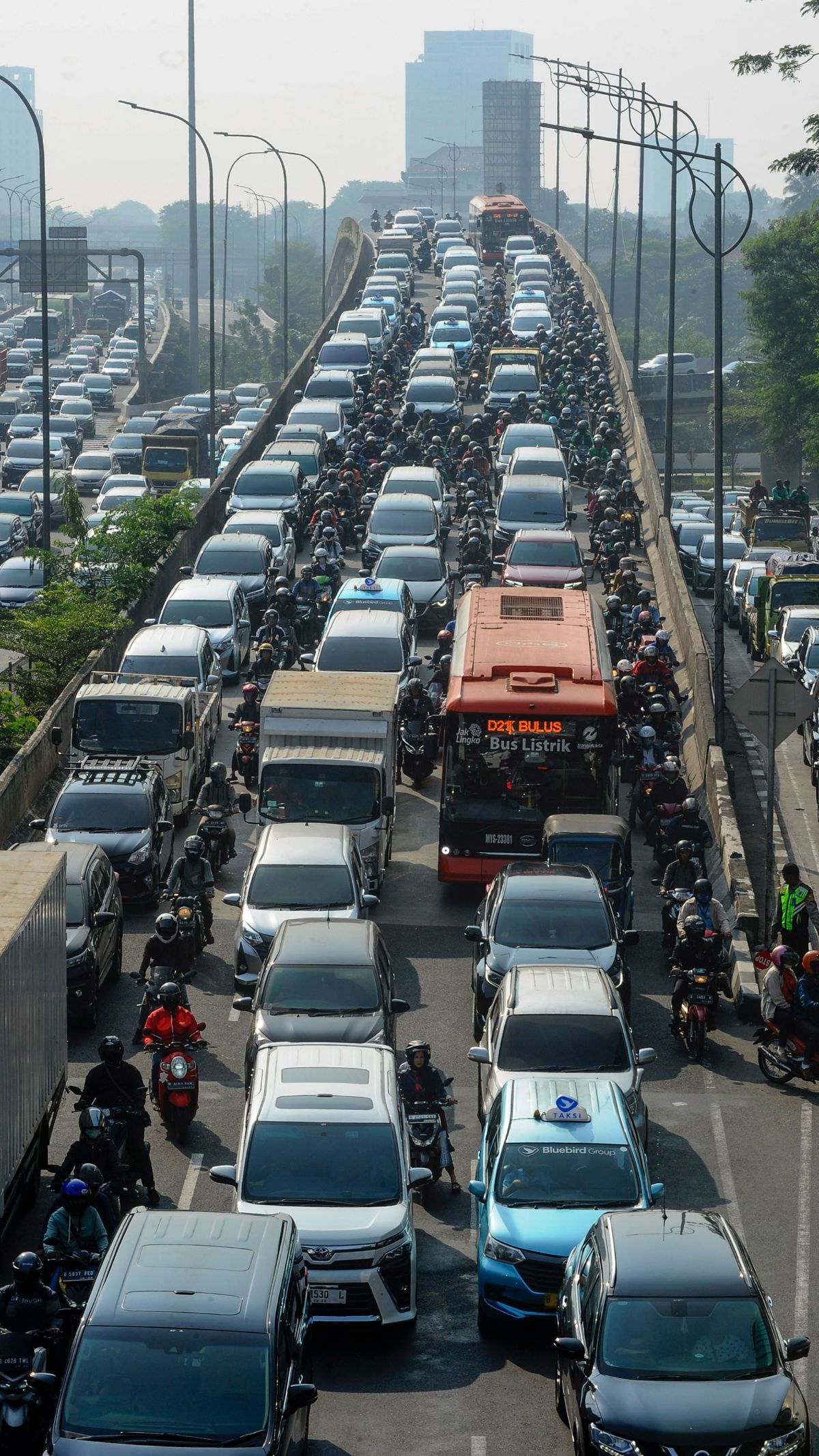 FOTO: Potret Warga Bermacet-macetan di Tengah Polusi Parah Jakarta