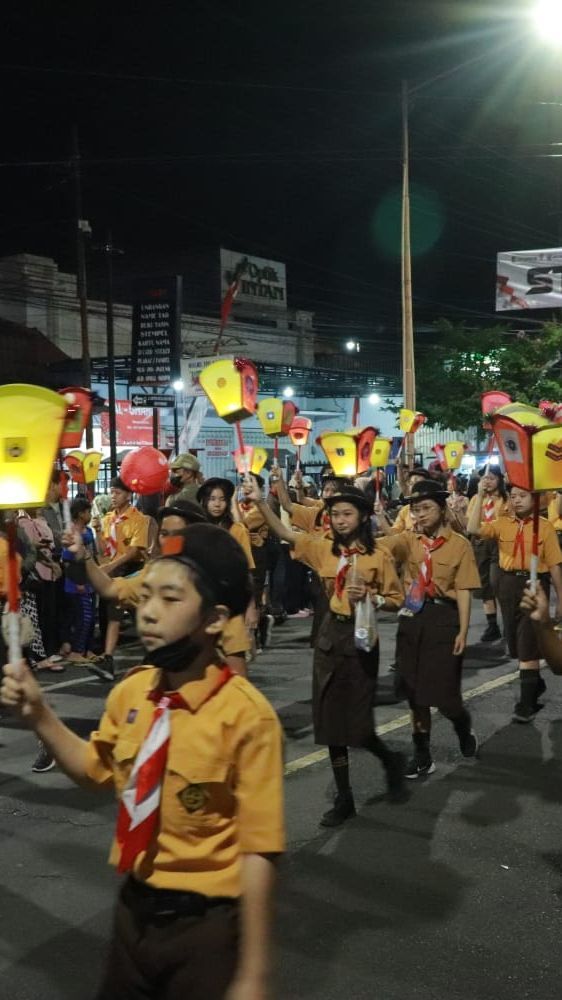 Meriahnya Pawai Lampion yang Dibawakan Pramuka Banyuwangi