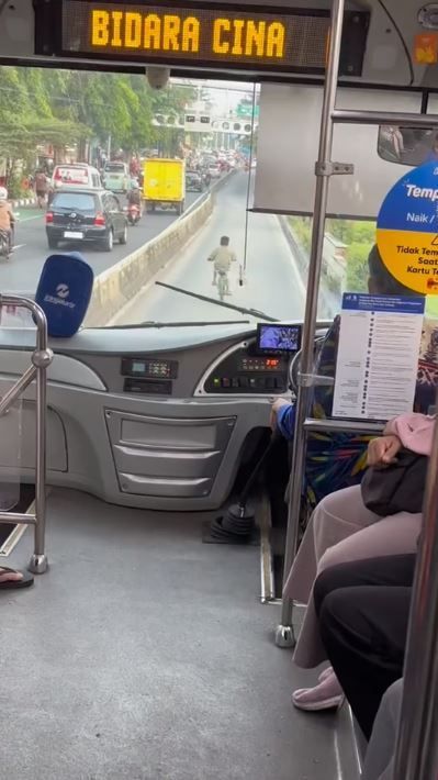 Viral Bocah Kayuh Sepeda di Jalur Busway, Panik saat Ada Bus di Belakangnya