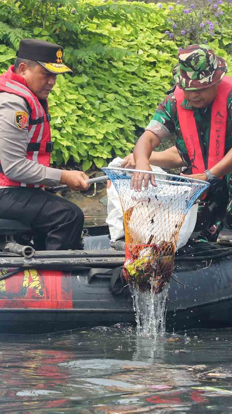 FOTO: Kompaknya Kapolda Metro dan Pangdam Jaya Terjun ke Kali Ciliwung untuk Bersihkan Sampah