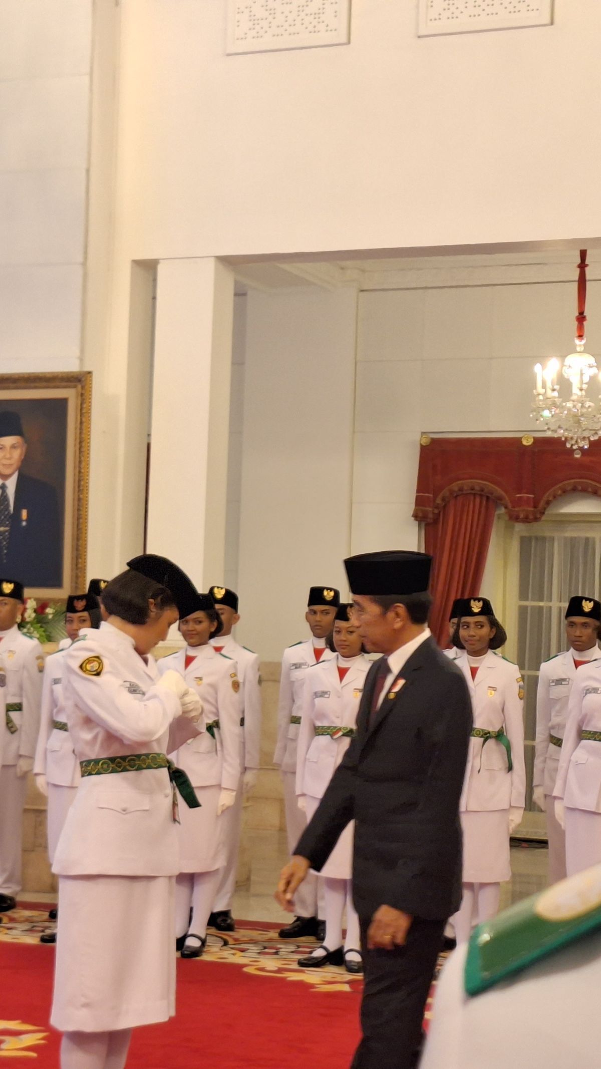 Jokowi Kukuhkan Anggota Paskibraka HUT ke-78 RI di Istana