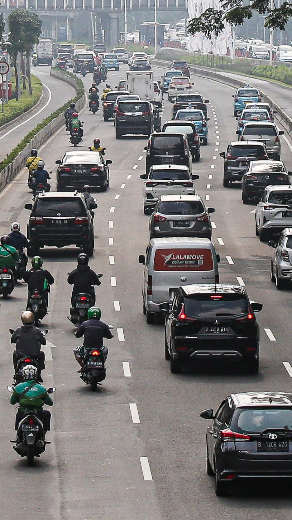 KLHK Ungkap Penyumbang Terbesar Polusi Jakarta: Kendaraan Bermotor dan Industri