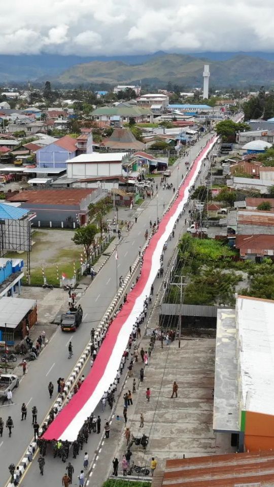 Meriahkan Hari Kemerdekaan, Bendera Merah Putih Sepanjang 2.023 Meter Dibentangkan di Papua