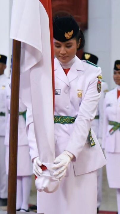 Momen Haru Anggota Paskibraka Wanita Cium Merah Putih Depan Presiden & Wapres