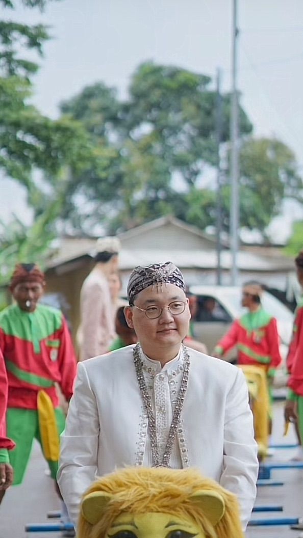 Viral Pria Jepang Nikahi Wanita Subang, Ekspresi Tegang Jalani Tradisi Sisingaan Jadi Sorotan