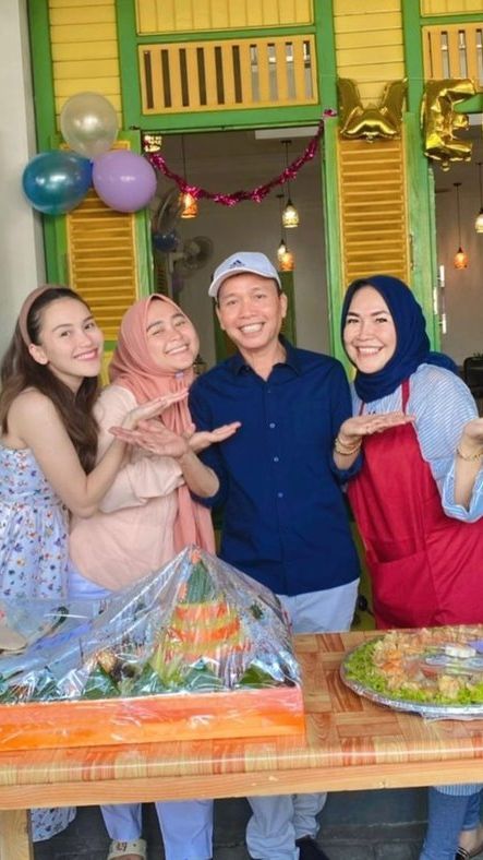 Potret Warung Lalapan Ayah Rojak yang Baru Buka, Suasana Mirip Rumah Jadul