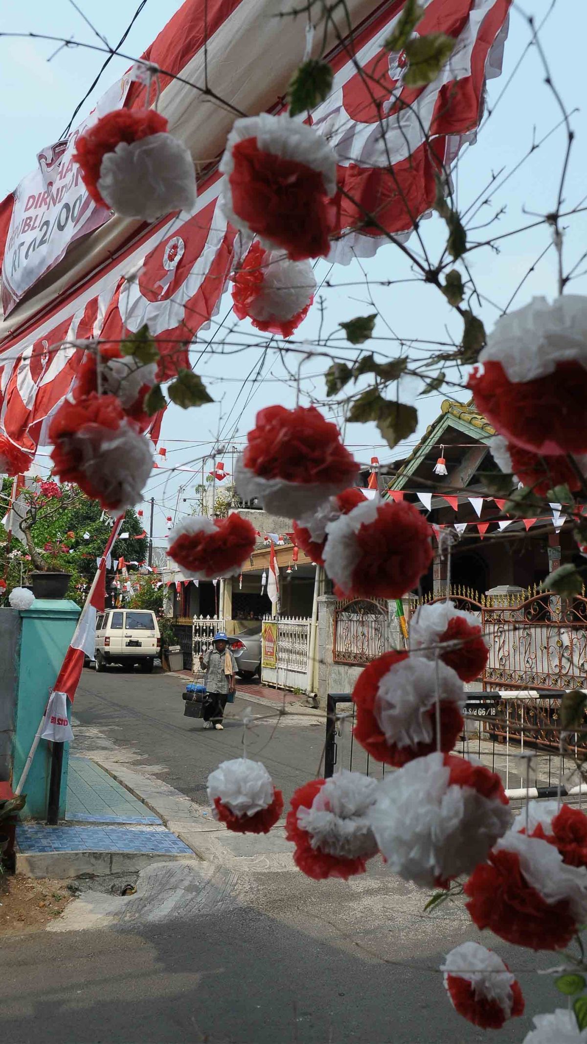 FOTO: Kreativitas Warga Penggilingan-Cakung Menyulap Barang Bekas Jadi Gapura 17 Agustus