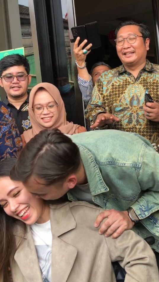 Kemesraan Rendy Kjaernet dan Lady Nayoan, 8 Momen Mengharukan di Pengadilan, dari Dorong Kursi Roda Hingga Cium Pipi