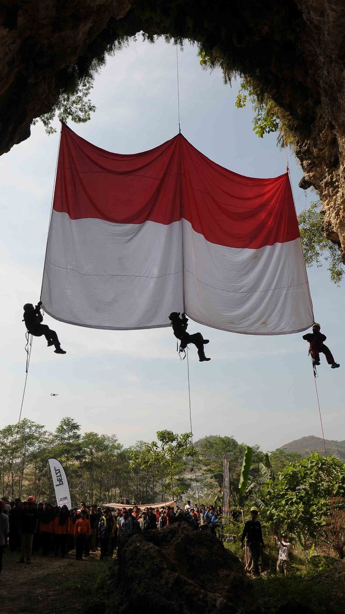 FOTO: Rayakan HUT ke-78 Kemerdekaan RI, Pecinta Alam Bentangkan Bendera Merah Putih Raksasa di Gua Sigugula Bogor