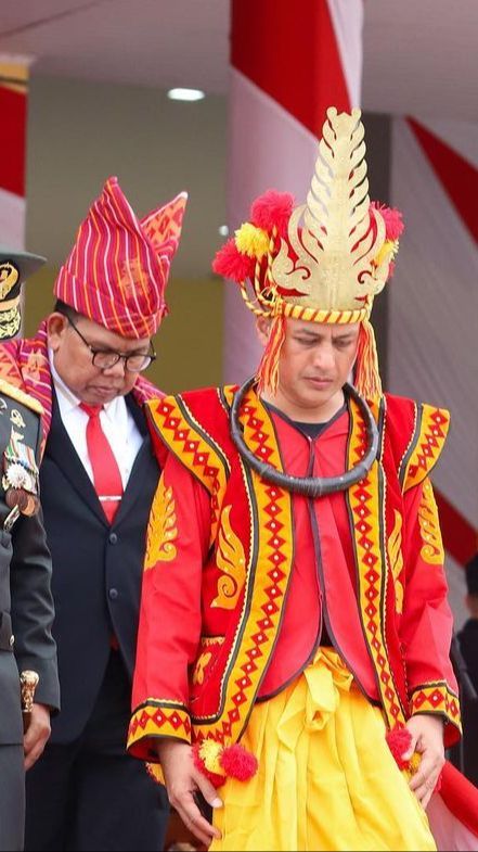 Potret Musa Rajekshah Kenakan Baju Adat Nias Selatan saat Peringati HUT ke-78 RI, Ini Maknanya