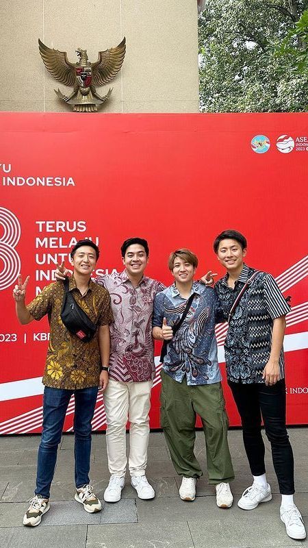 Sedang Liburan, Ini Momen Jerome Polin dan Waseda Boys Ikut Upacara 17-an di China