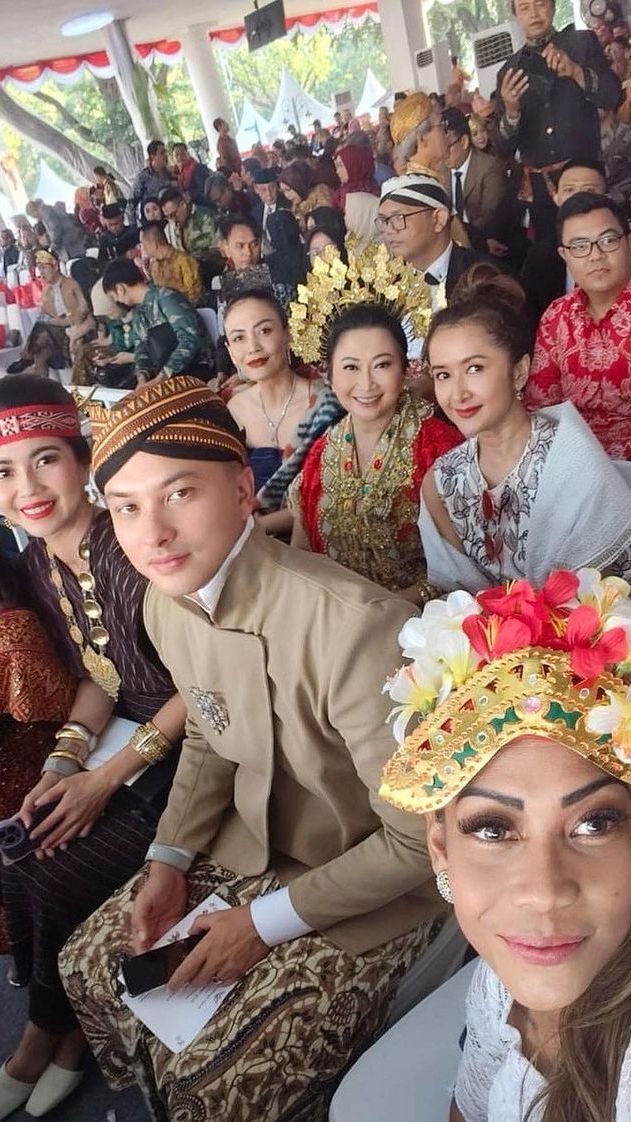 15 Potret Artis Ikut Upacara di Istana Merdeka, Nicholas Saputra hingga Happy Salma - Ada yang Memilih Ojek untuk Menghindari Macet