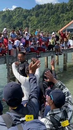 Diantar Warga sampai Dermaga, Begini Momen Haru Perpisahan Mahasiswa KKN UGM di Banda Neira