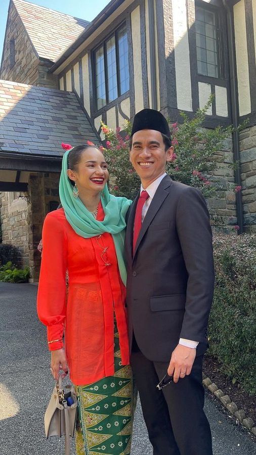 Menetap di Amerika Kini, Gaya Enzy Storia dan Pasangan Saat Hadiri Upacara Kemerdekaan di Washington DC - Tampilan Kebaya Memikat Perhatian