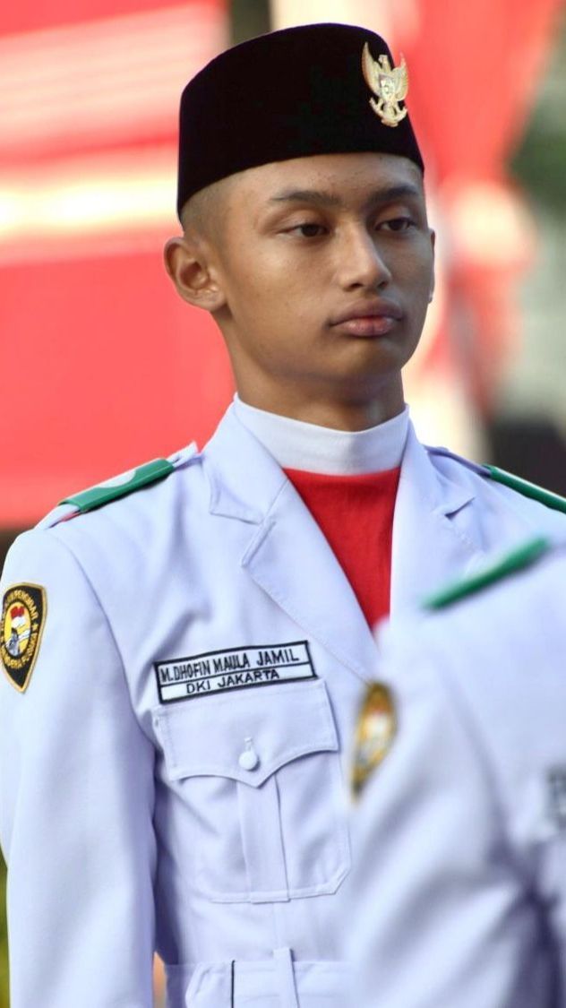 8 Foto Dhofin, Anak Ibnu Jamil, Melaksanakan Tugas Sebagai Anggota Paskibraka: Ekspresi Sukacita dalam Sujud Syukur Usai Menurunkan Bendera