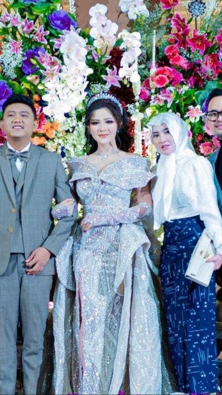 Cantiknya Shandy Purnamasari Hadiri Resepsi Ngunduh Mantu Denny Caknan dan Bella Bonita