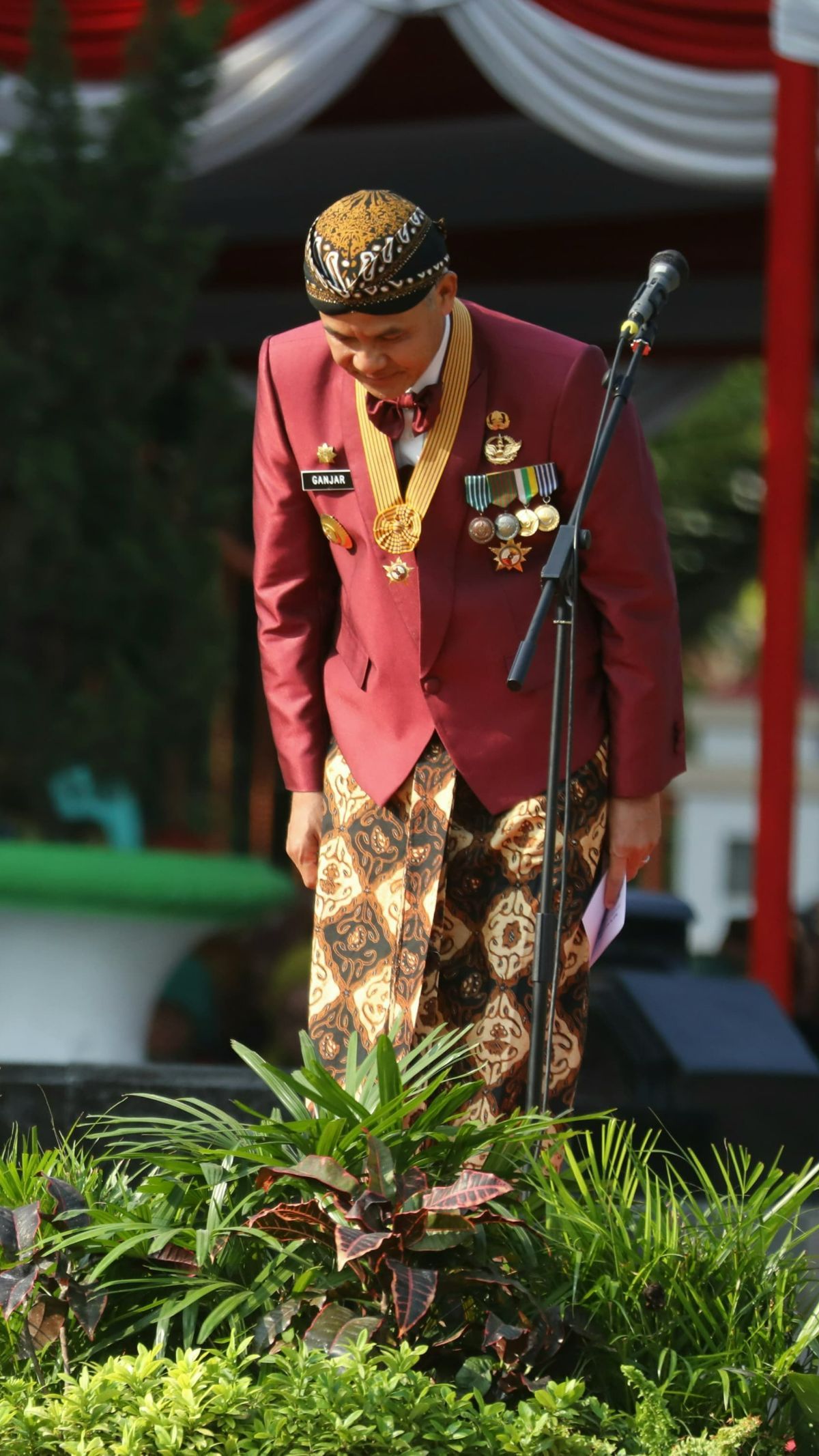 Bungkukkan Badan, Ganjar Terbata-Bata Pamitan dan Ucapkan Terima Kasih ke Warga Jateng