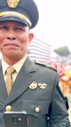 Berpangkat Serka, Ayah Ini Beri Hormat Anaknya Usai Dilantik di Istana jadi Letda