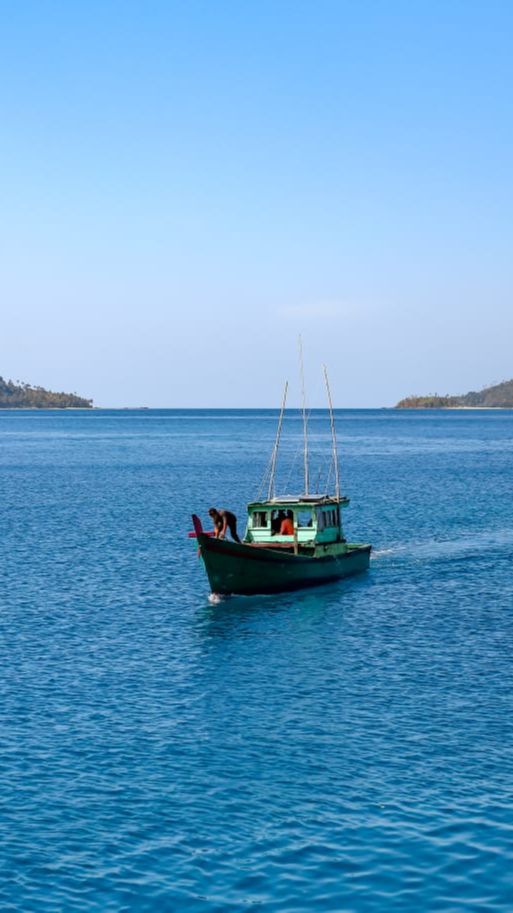 Menanti Pelukan yang Tercinta di Ujung Dermaga