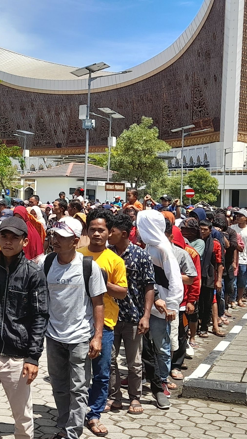 Tiga Hari Tak Digubris Mahyeldi, Ratusan Pendemo di Padang Teriak 