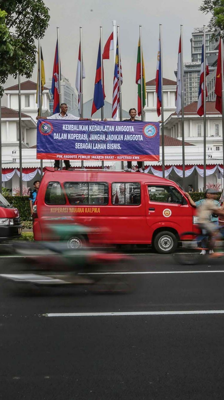 FOTO: Tuntut Segera Diizinkan Beroperasi, Sopir Angkot KWK Geruduk Balai Kota Jakarta