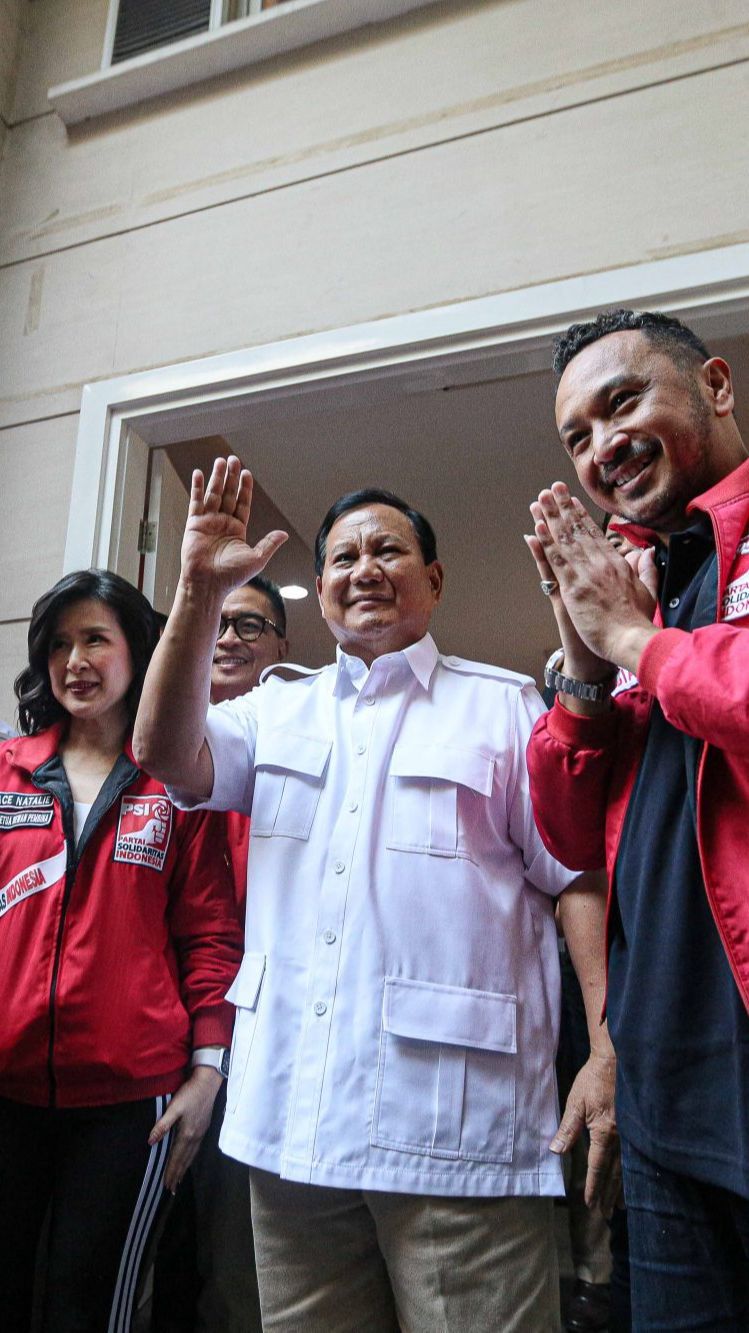 FOTO: Sambangi Markas PSI, Prabowo Subianto Disambut Hangat Grace Natalie dan Giring Ganesha