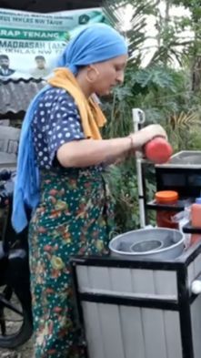 Aksi Melissa Asal Prancis Jualan Cilok Jadi Sorotan 'Job Baru, Saya Sibuk Sekarang'