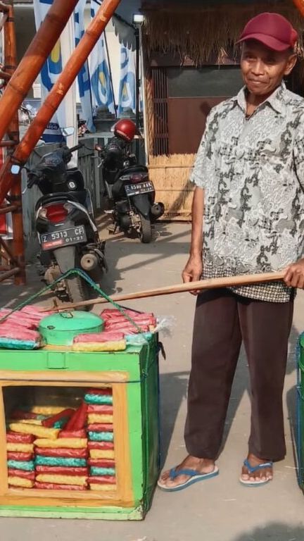 Mencicipi Jajanan Legendaris Kerupuk Bangreng Khas Sumedang, Bungkusnya Unik