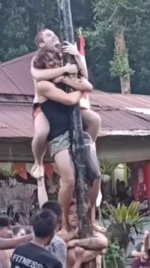 Asli Bikin Ngakak, Bule Ikut Lomba Panjat Pinang Meriahkan Hut Ke-78 di Bukit Lawang