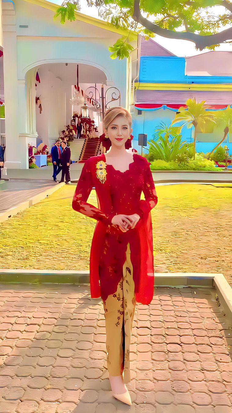 Potret Cantik Ibu Kombes Heni Tania Ikuti Upacara HUT 78 di Istana Merdeka, Pakai Kebaya Merah Banyak yang DM Beli Di mana