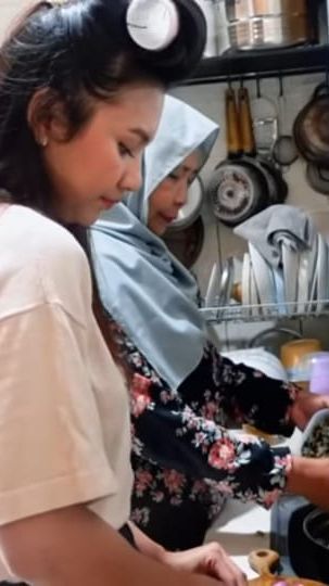 Momen Penuh Kehangatan Indah Permatasari Masak Bareng Mama Mertua Menu Kesukaannya