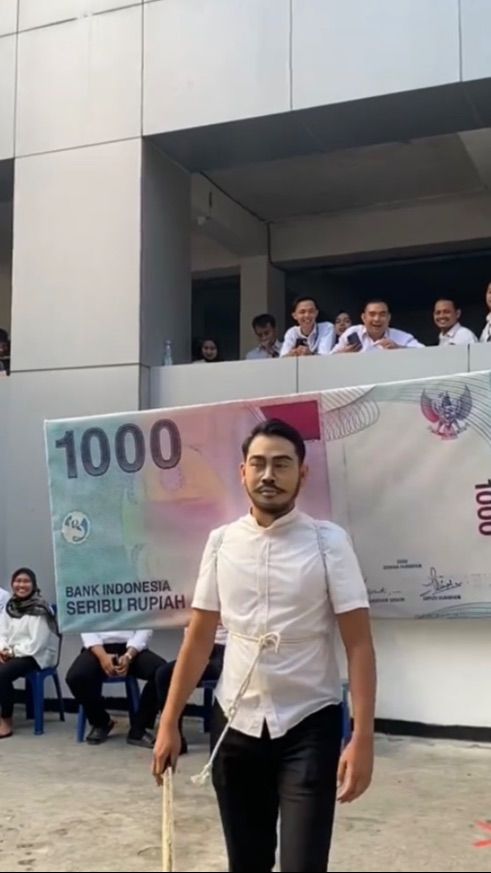 Viral Aksi Pria Cosplay Jadi Kapitan Pattimura di Lembaran Uang Rp1.000, Curi Perhatian Warganet